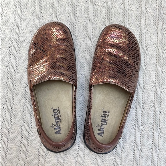 Women’s Alegria Sz 37 Bronze/Copper Snake Print Clogs. Slip resistant. Leather - Picture 2 of 11